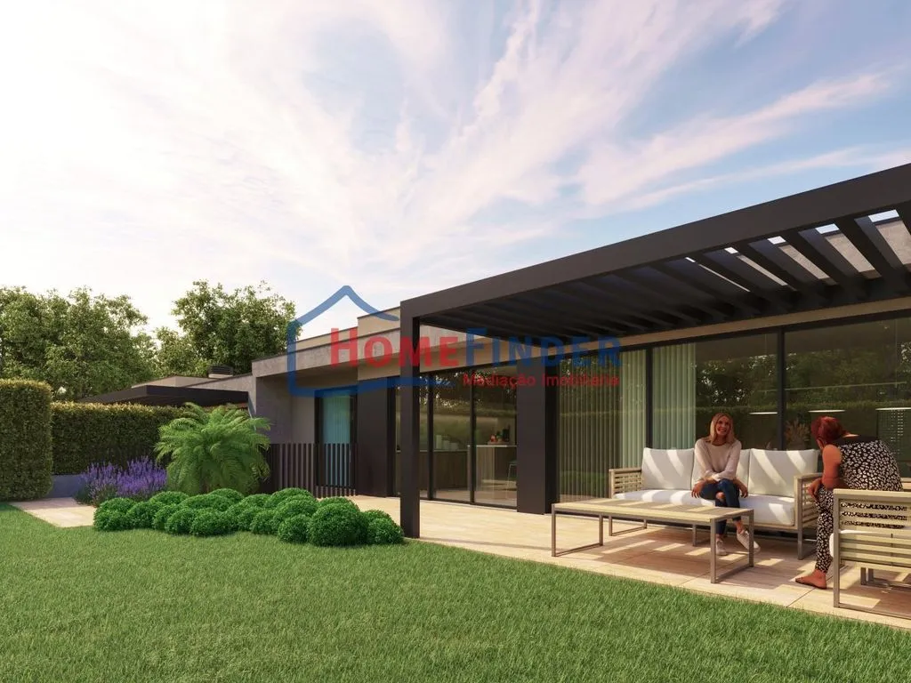 Contemporary House with Pool in Braga