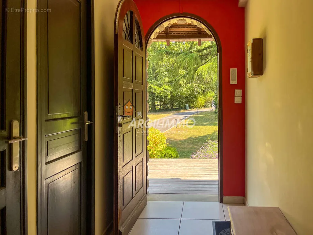 Entrée - Ensemble Immobilier avec Piscine à 20 min du Mans