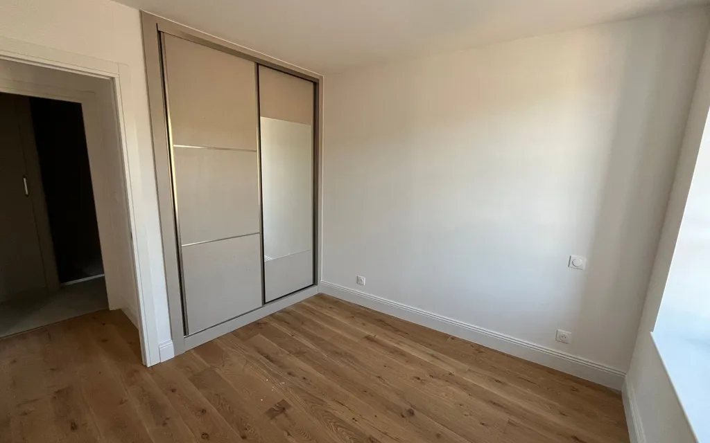 Rooms - Renovated Apartment with Balcony in Vienne