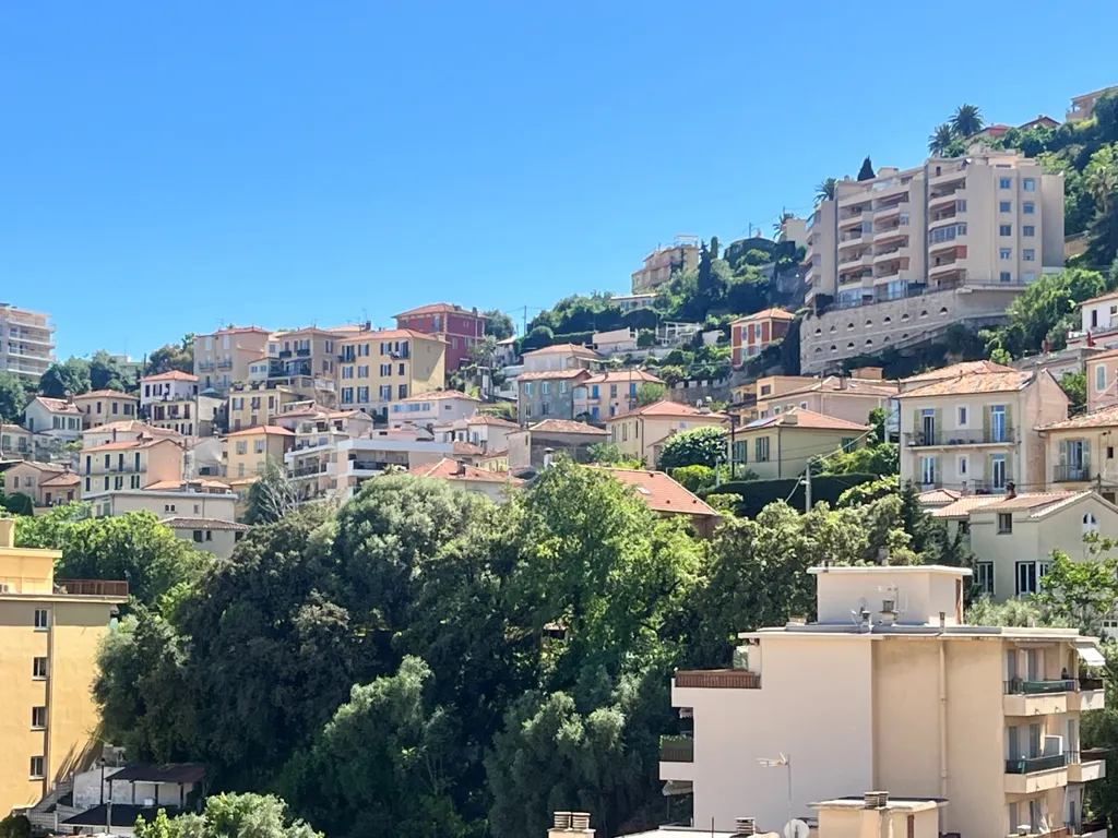 Balcon - Appartement Rénové avec Balcon Sud-Ouest à Nice