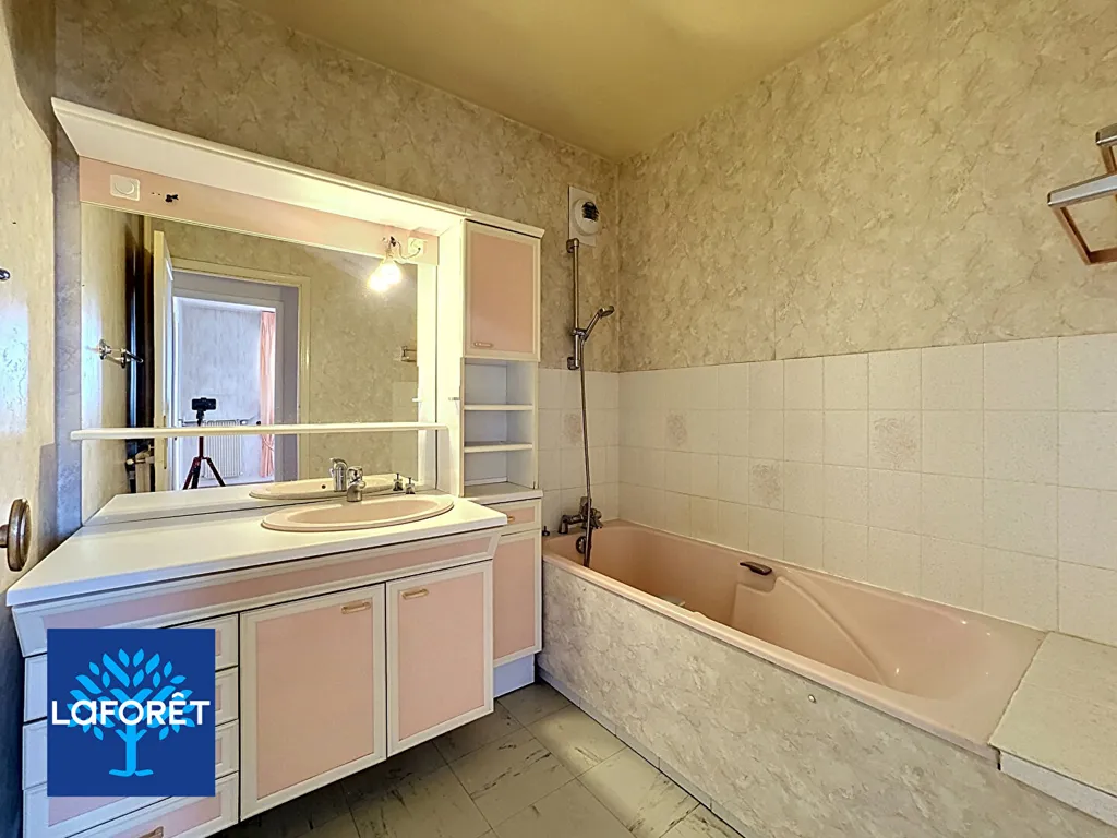 Bagni - 3-Bed Apartment with Balcony in Evry-Courcouronnes