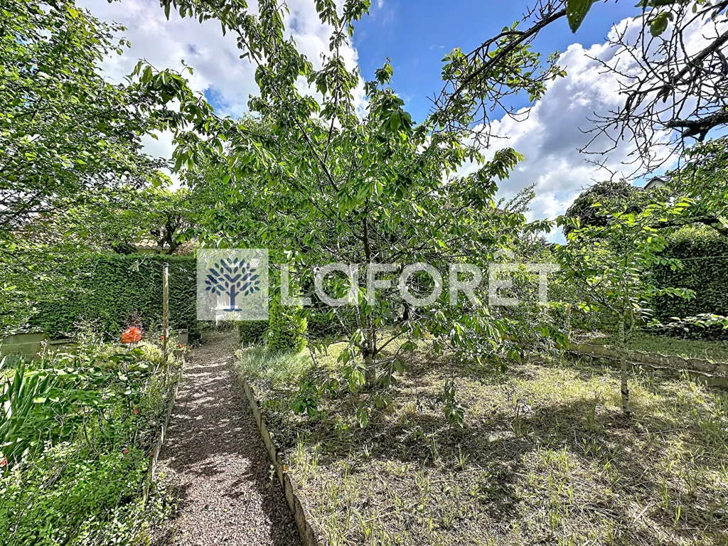 Aed - Four-Bedroom House with Garden in Thouars