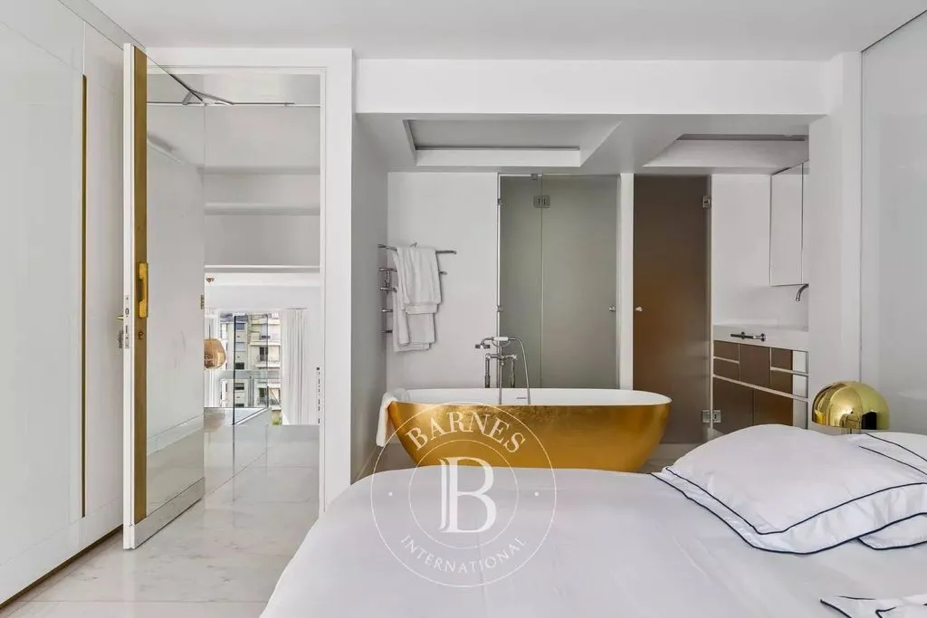 Bedrooms - Luxury Duplex with East-West View in Paris 7th
