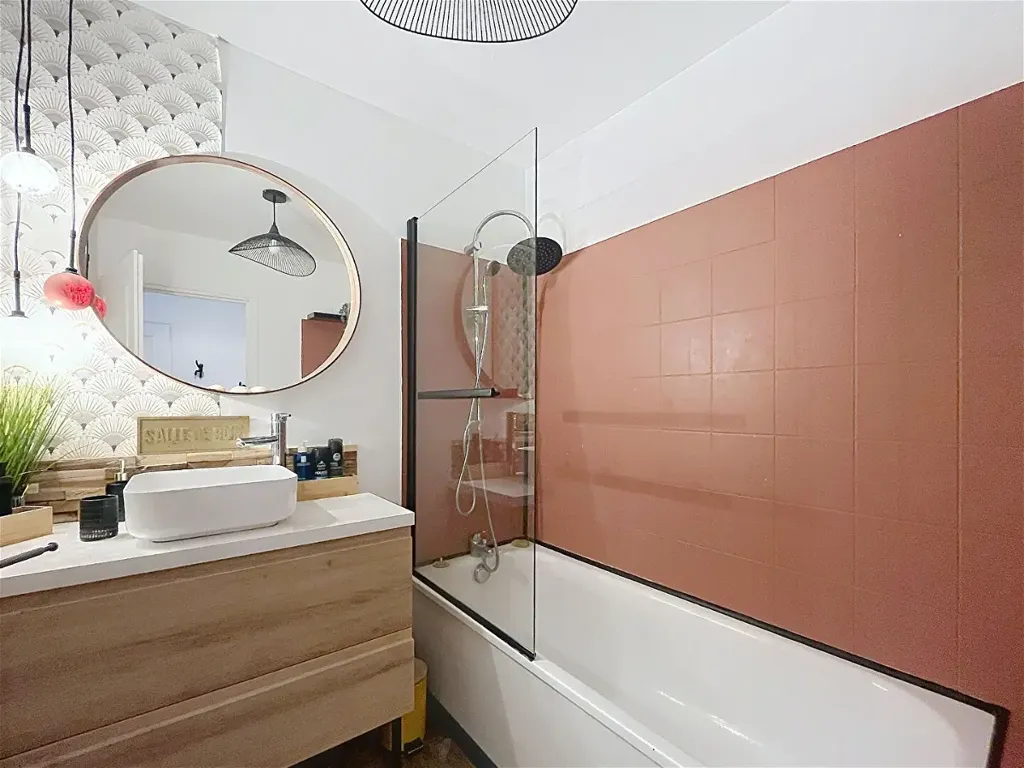Salles de bain - Appartement 3 Pièces avec Vue Dégagée à Bordeaux
