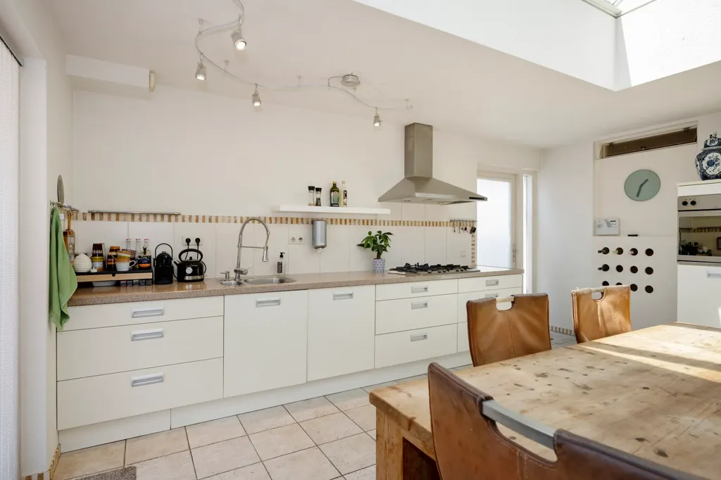 Köök - Spacious House with Deep Garden in Born
