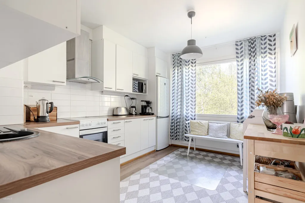 Cuisine - Modernised Flat with Balcony in Vähäntuvantie