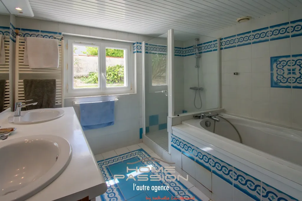 Salles de bain - Maison Années 30 avec Piscine à Royan