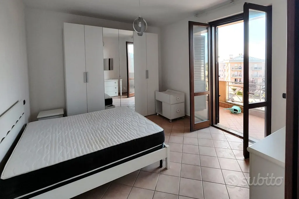Chambres - Modern 3-Bed Flat with 50m² Balcony in Central Location