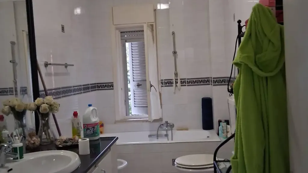 Bathrooms - Bright 2-Bedroom Apartment with Balcony in Quarto