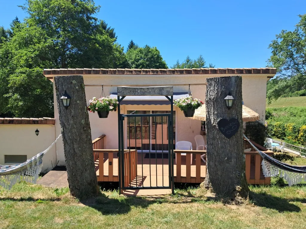 Terrasse - Moulin Rénové avec Piscine et Terrain à la Campagne