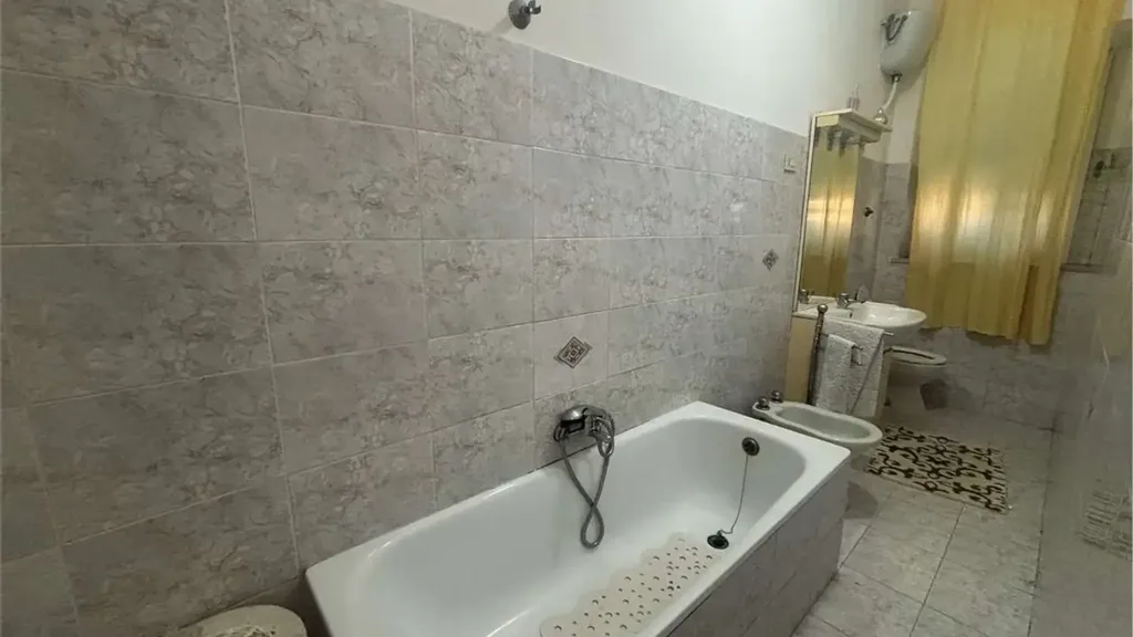 Salles de bain - Apartment with Balcony in Livorno Centre