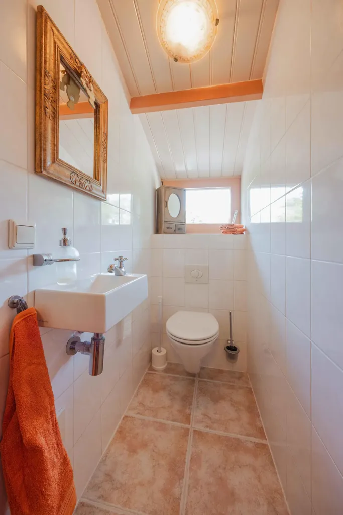 Salles de bain - Characterful Farmhouse with Pool in America