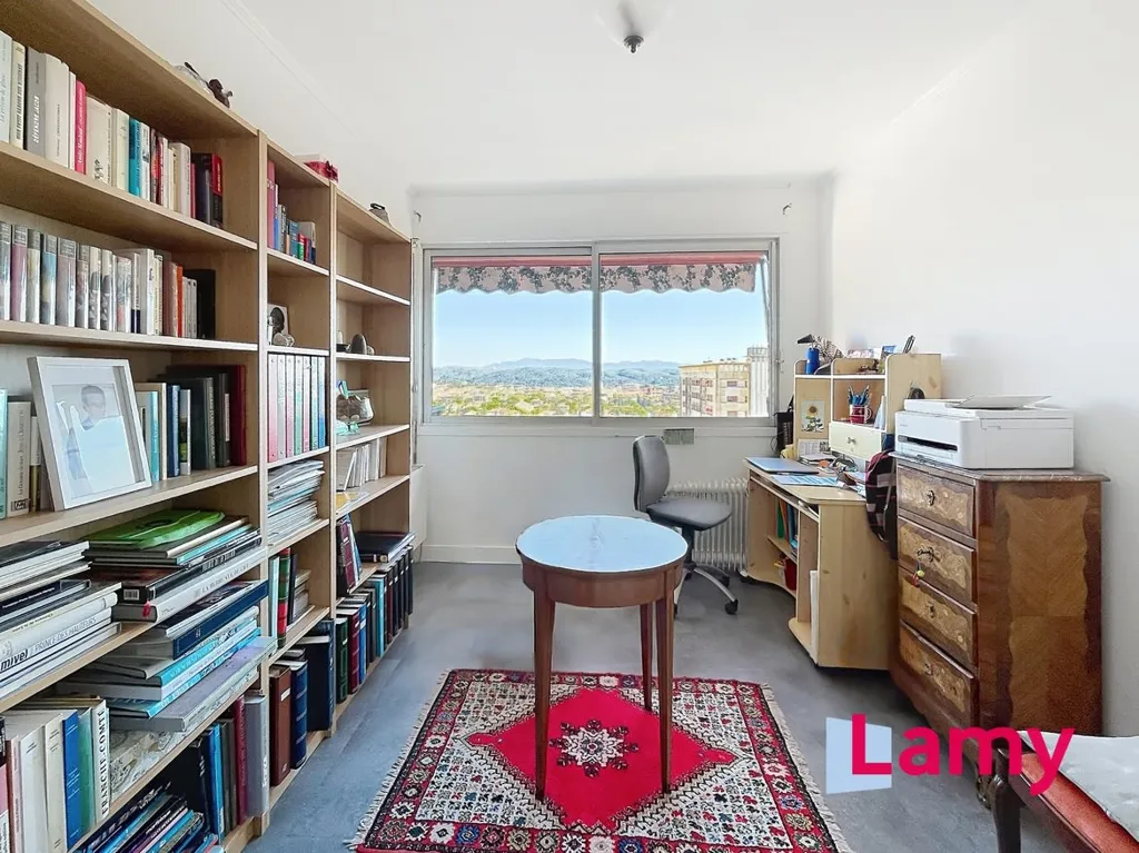 Bureau - Appartement avec Vue Dominante au Dernier Étage à Aix-en-Provence