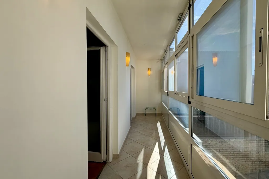 Entrée - Commercial Apartment with Glazed Hallway in Trstenik
