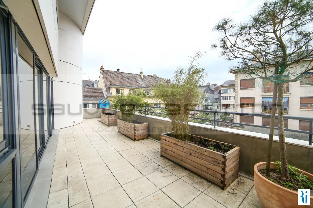 Rõdu - 2-Bed Flat with Terrace in Rouen Centre