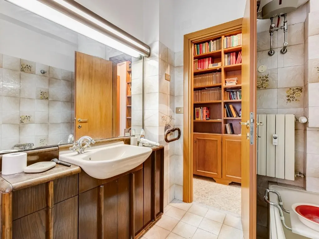 Bagni - 2-Bedroom Apartment with Balcony in Rome