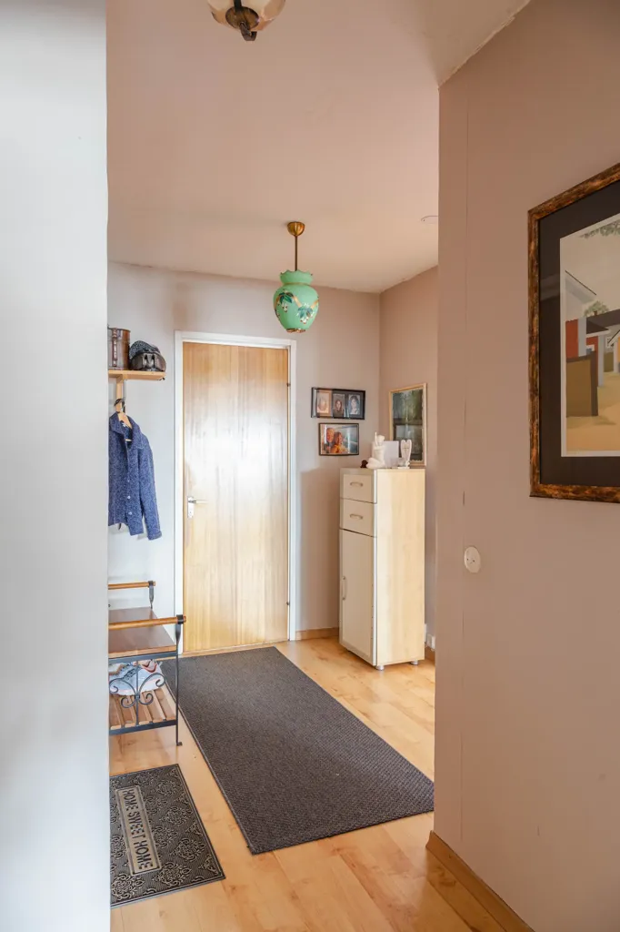 Esik - Apartment with Balcony and Forest View in Eskilstuna