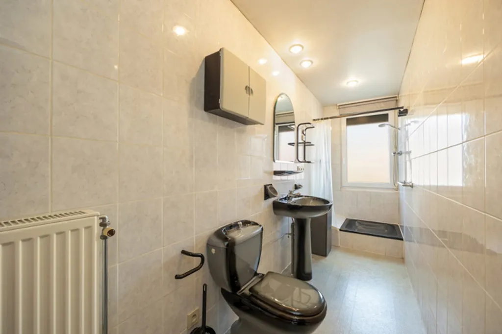 Salles de bain - Maison avec Garage Spacieux à Anvers