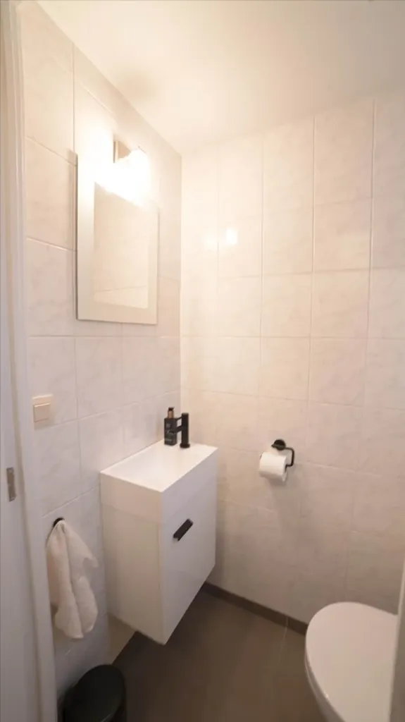 Salles de bain - Villa Semi-Détachée avec Jardin à Ostende