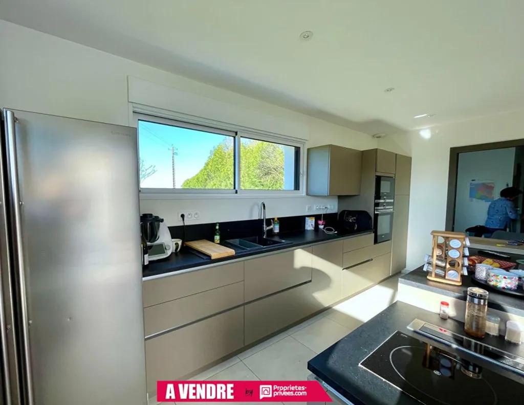 Cuisine - Maison Contemporaine en Brique avec Terrasse à 110 m²