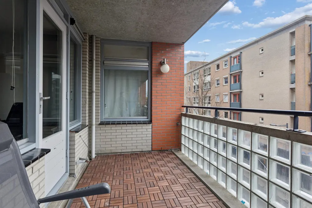 Balcon - 3-Bedroom Gallery Flat with Balcony in Almere Centre
