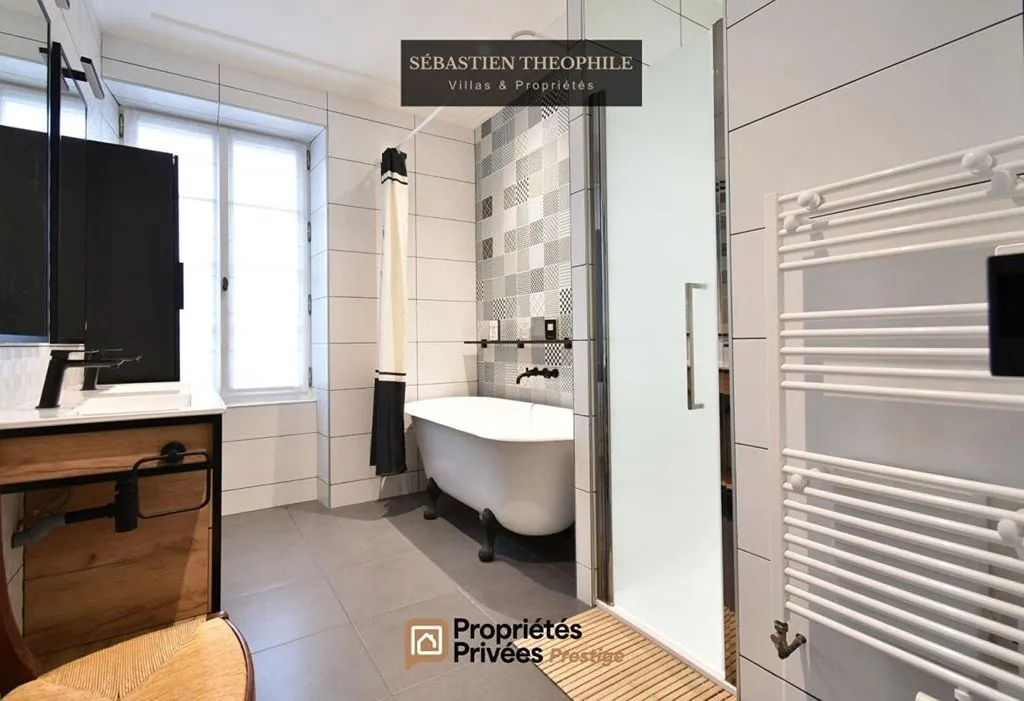 Salles de bain - Demeure Familiale avec Garage à Saint-Gilles-Croix-de-Vie