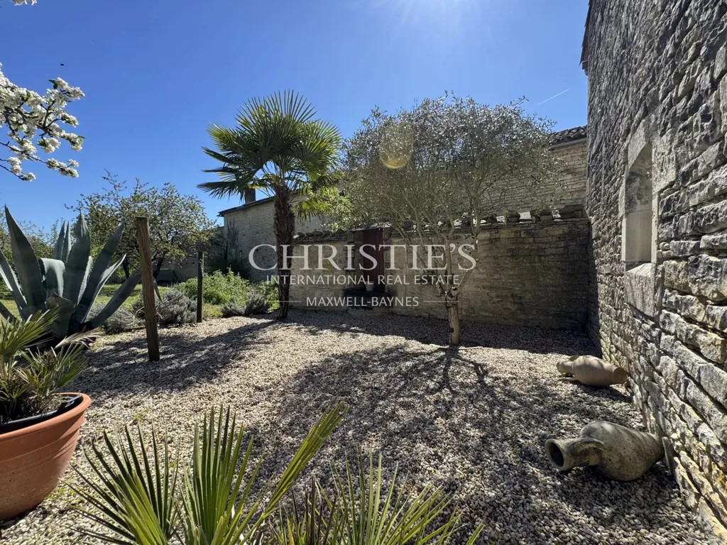 Giardino - Historic Manor with Courtyard in Tusson, Charente