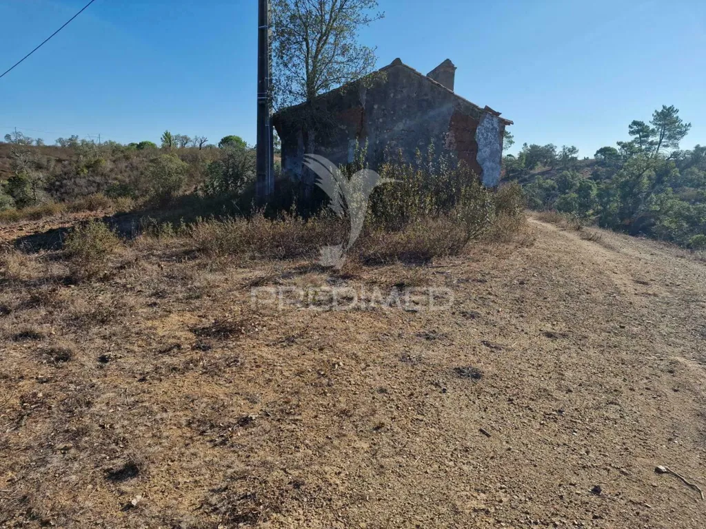 Jardin - Ruin with Construction Potential in São Francisco da Serra