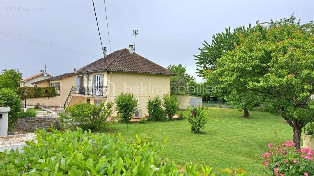 Aed - House with Basement and Garden in Pleasant Area