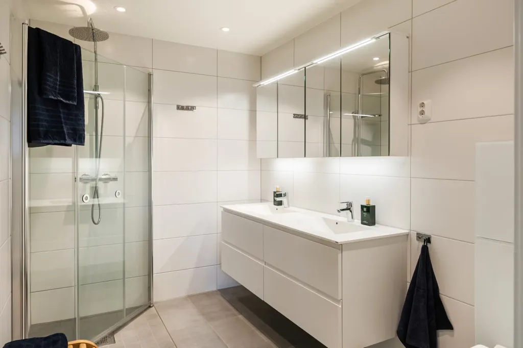 Vannitoad - Apartment with Two Terraces in Grilstad Marina