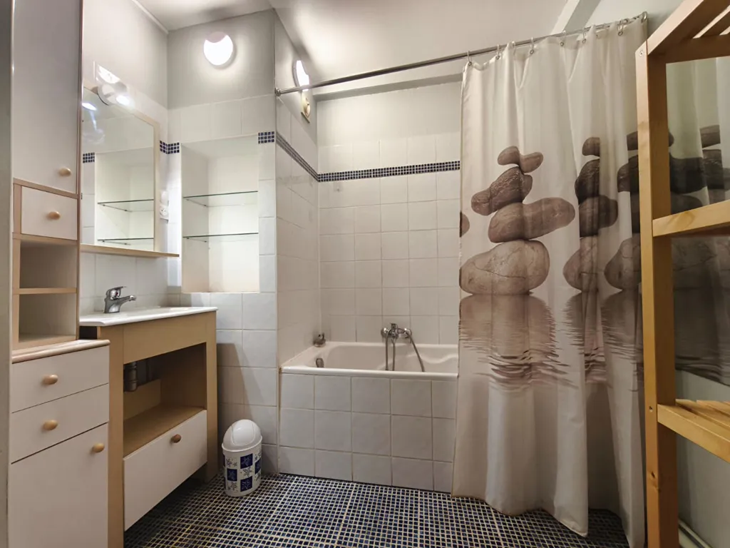 Vannitoad - Securely Located 2-Bed Flat with Parking in Croisé Laroche