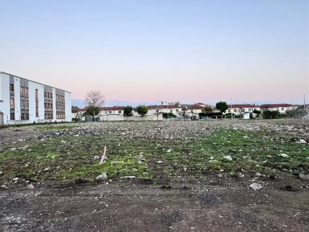 Jardin - Maison Moderne avec Garage et Jardin à Aurillac