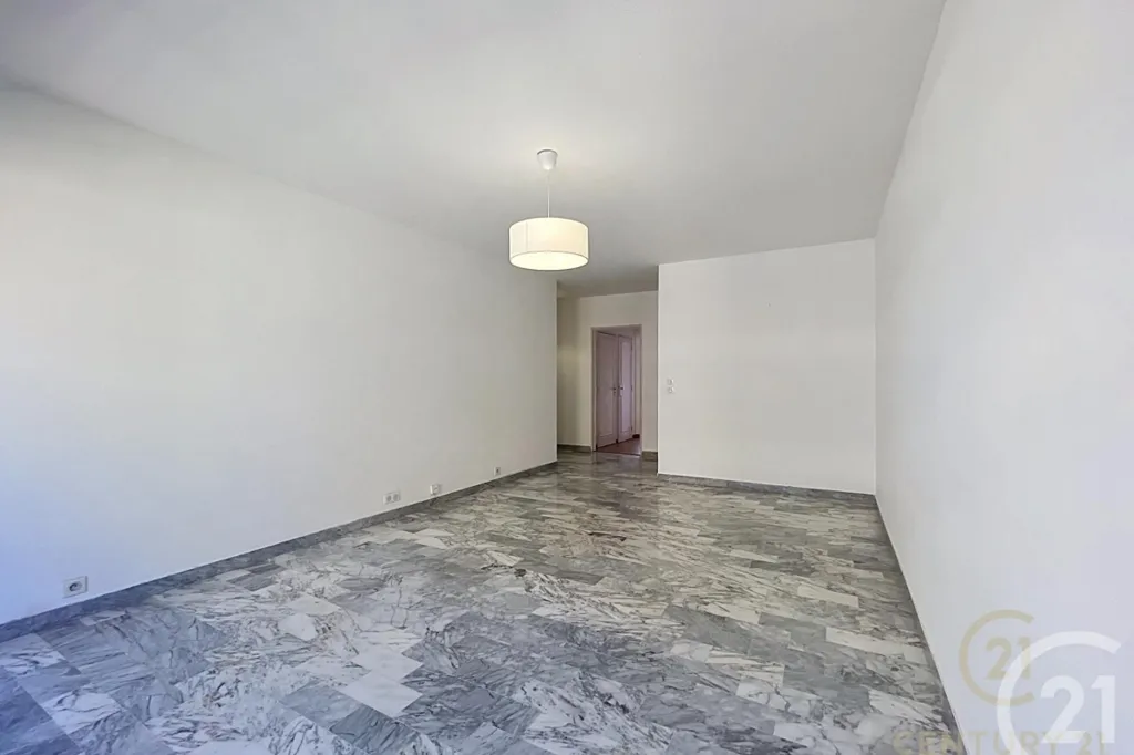 Pièces - Appartement Traversant avec Terrasse au Centre d'Antibes