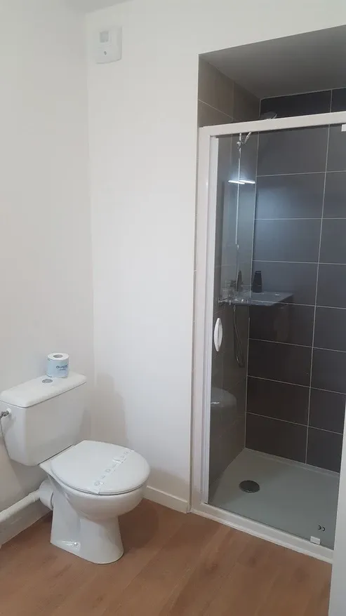 Salles de bain - Appartement avec Balcon et Parking à La Riche