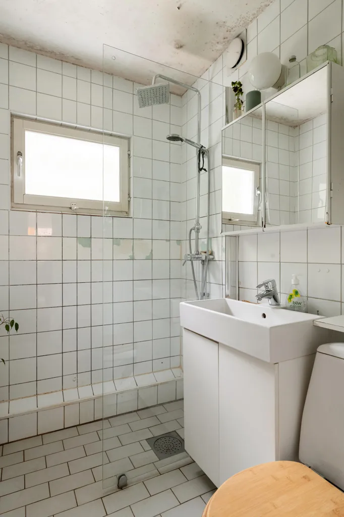 Salles de bain - Apartment with Balcony in Liseberg, Älvsjö
