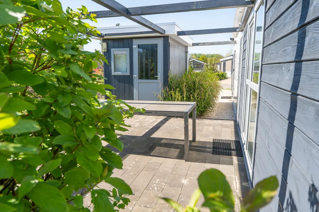 Terrass - Chalet with Waterfront Access in Hellevoetsluis