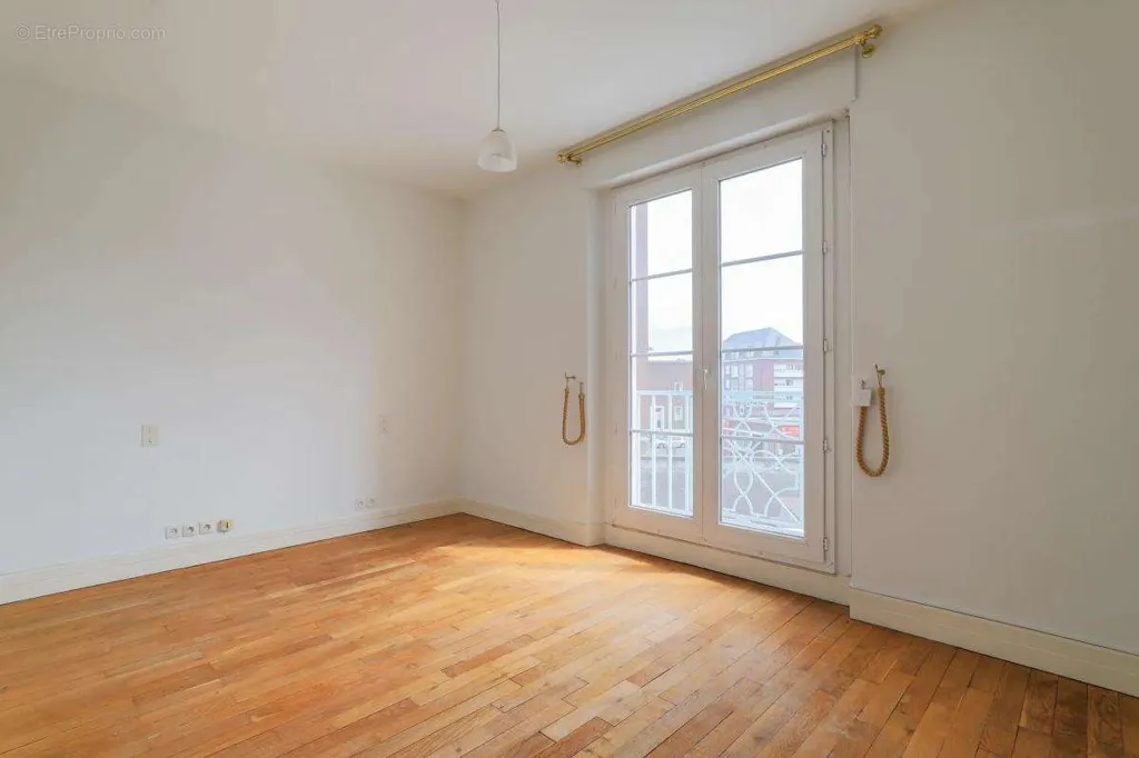 Rooms - 3-Bedroom Apartment with Balcony in Amiens