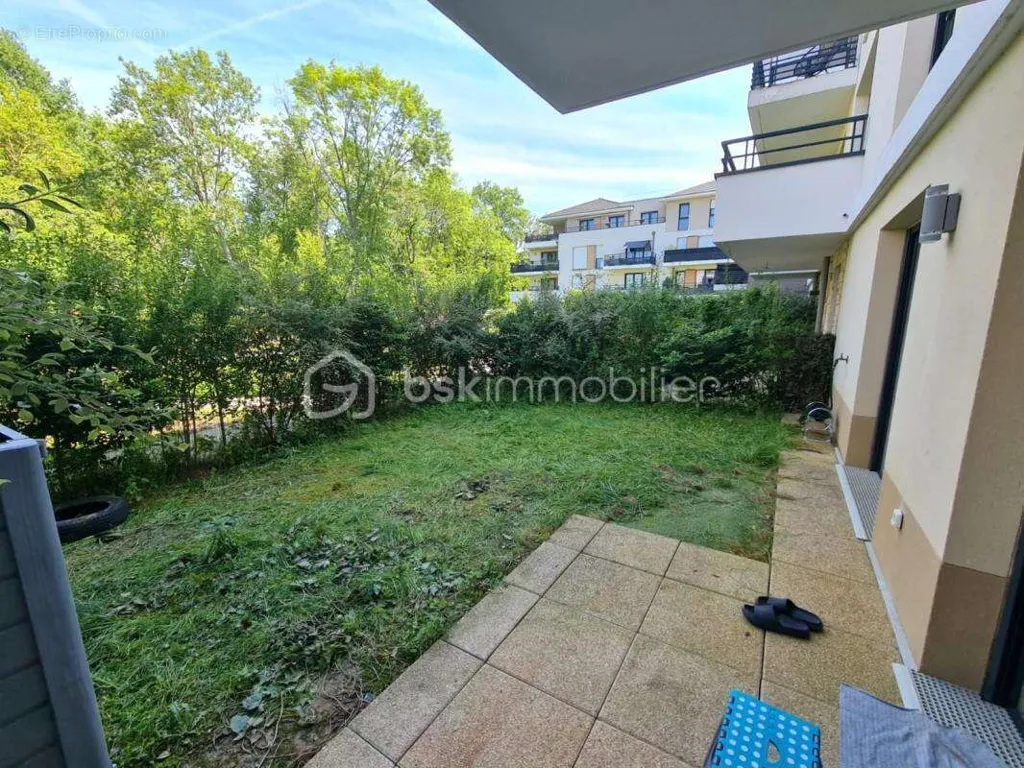 Aed - Bright 2-Bedroom Apartment with Private Garden in Quiet District