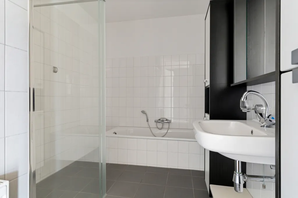 Salles de bain - Portiekflat with Balcony in Enschede