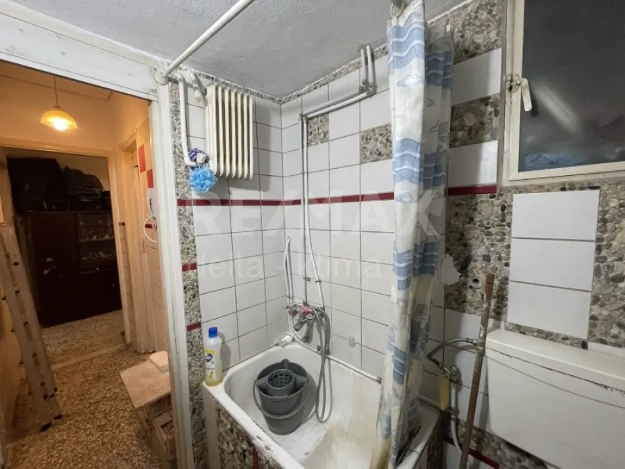 Bagni - Semi-Basement Apartment in Larissa Centre