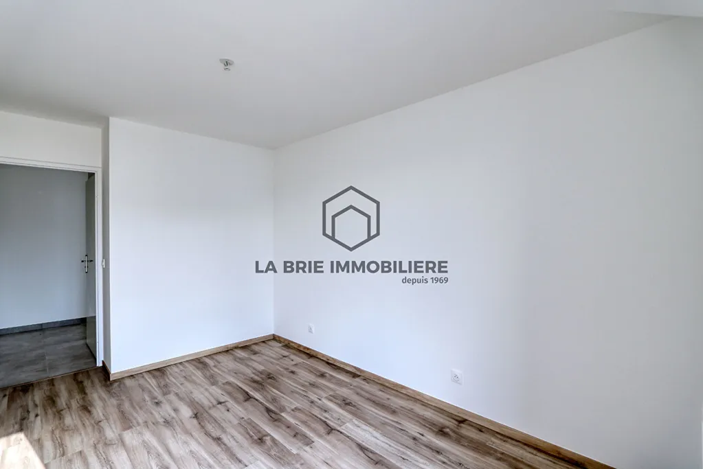 Bedrooms - Flat with Extensive Terraces in Emerainville