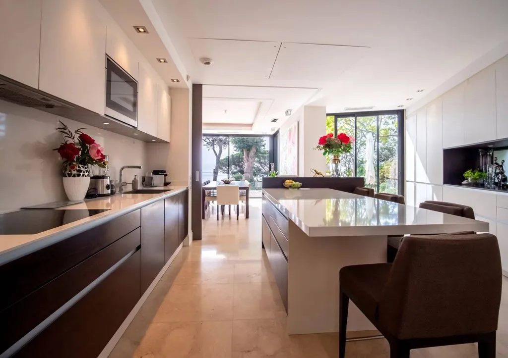 Cuisine - Villa Contemporaine avec Vue Mer à Cannes