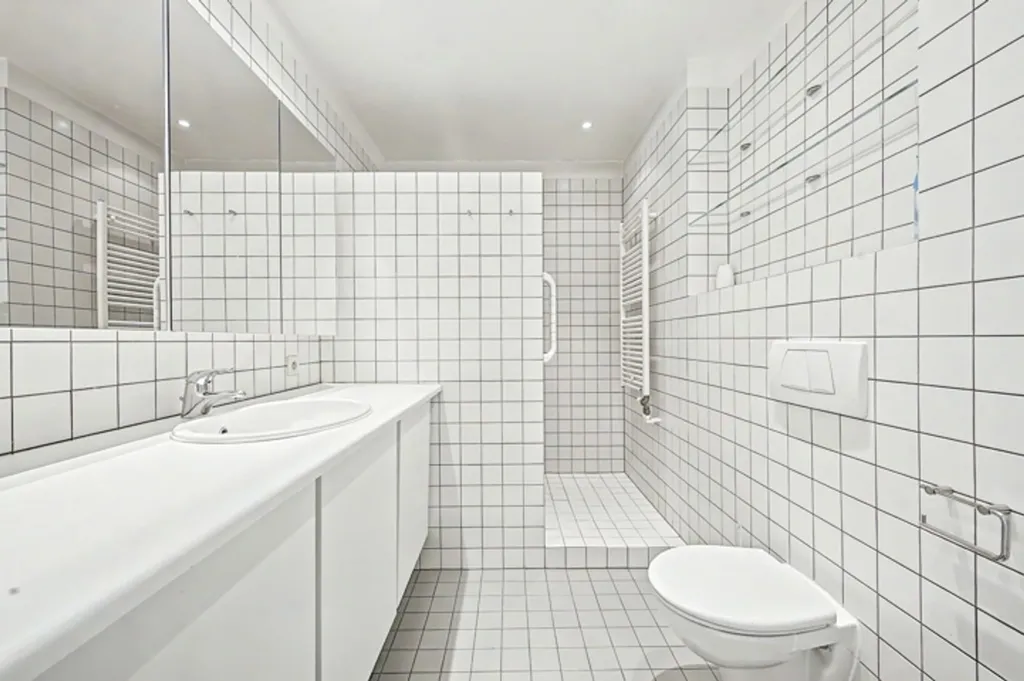 Bathrooms - Spacious Flat with Terrace in Avenue Louise