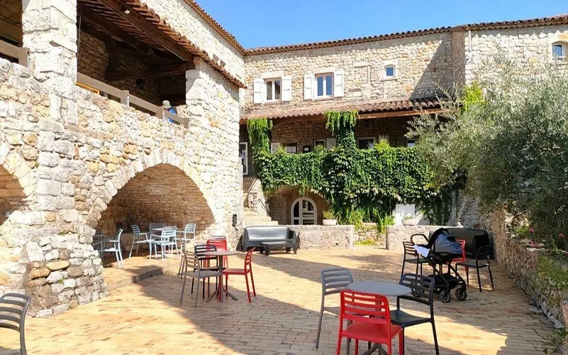 Giardino - 2-Bedroom Apartment with River View in Ardèche