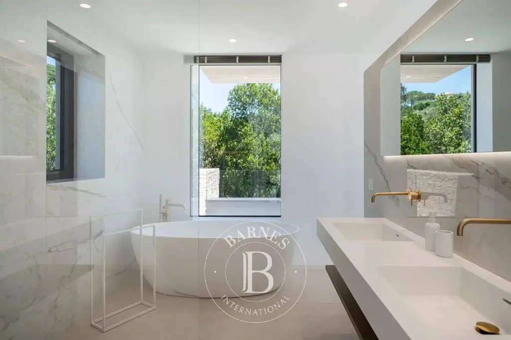 Bathrooms - Luxury Villa with Sea View in Grimaud