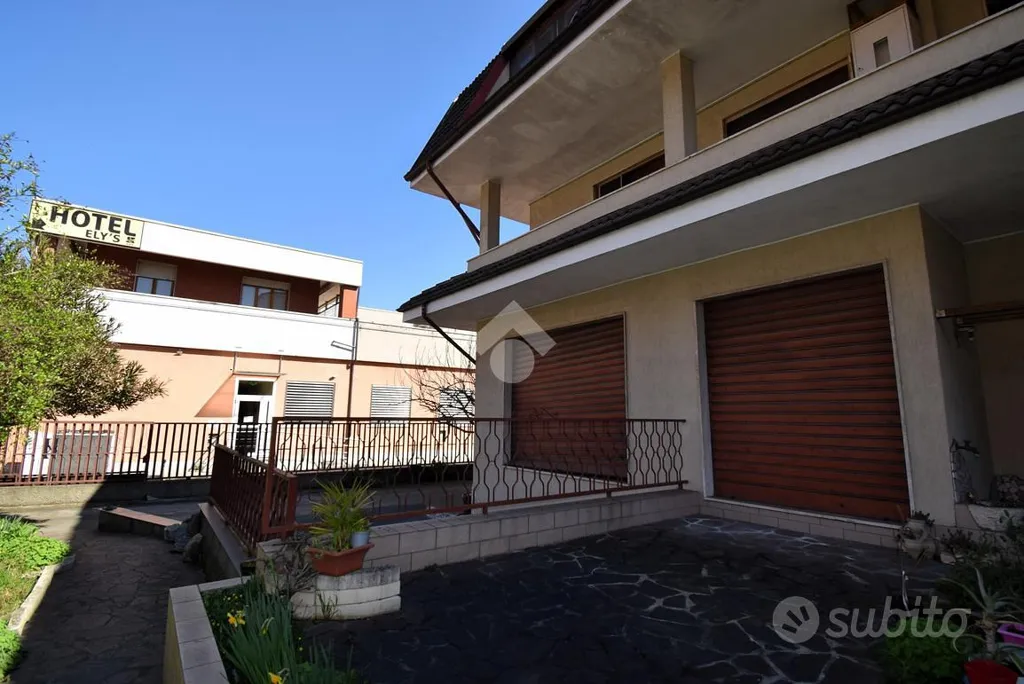 Jardin - Top Floor Apartment with Balconies in Rozzano
