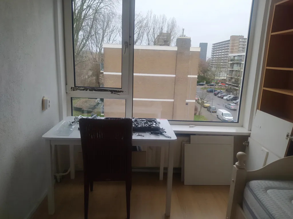 Bureau - Studio Apartment in 4-Bedroom Flat