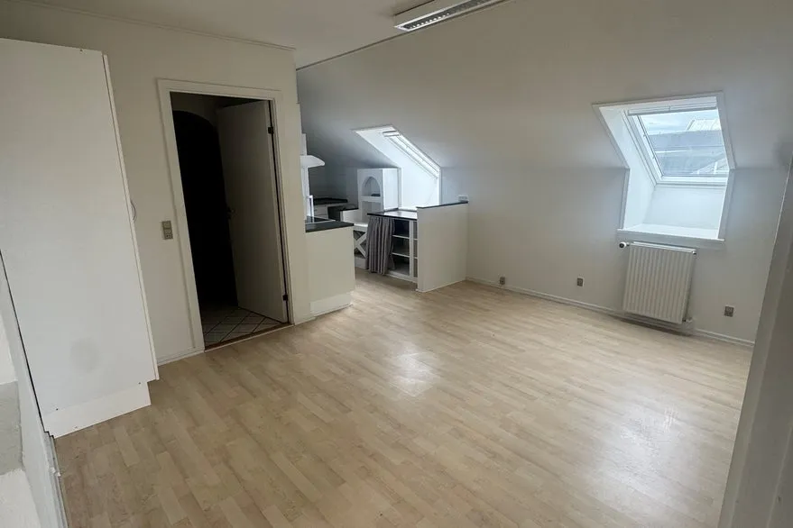 Pièces - Central Office with Parking in Odense