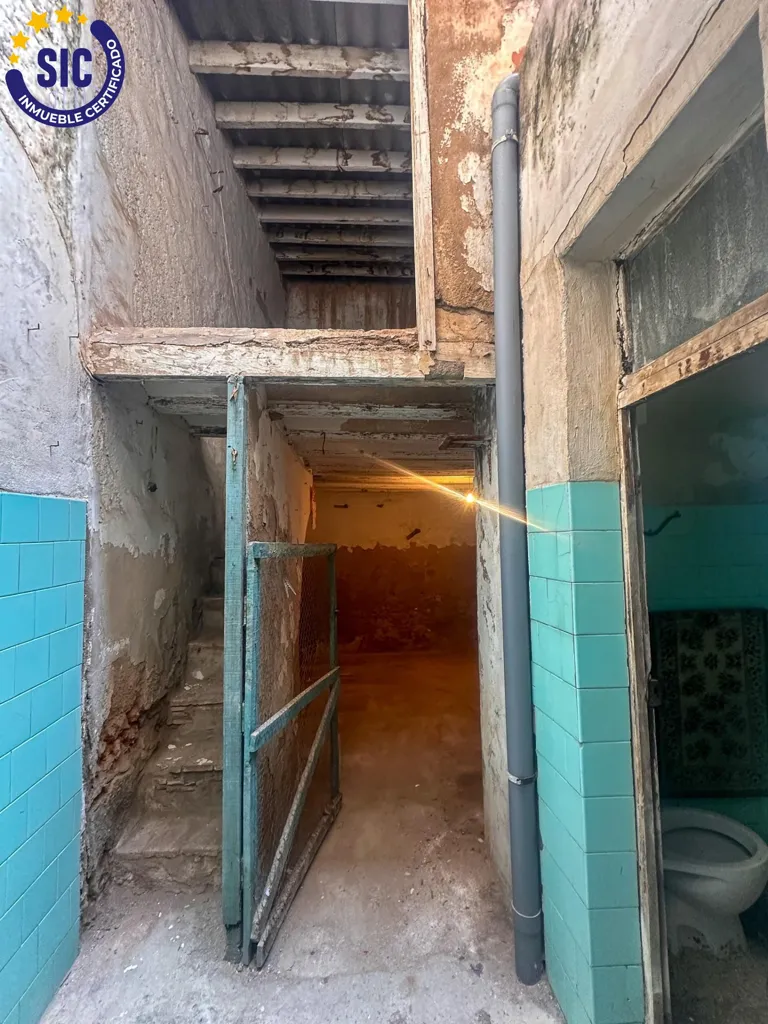 Entrée - Three-Storey House for Restoration in Castellón Centre