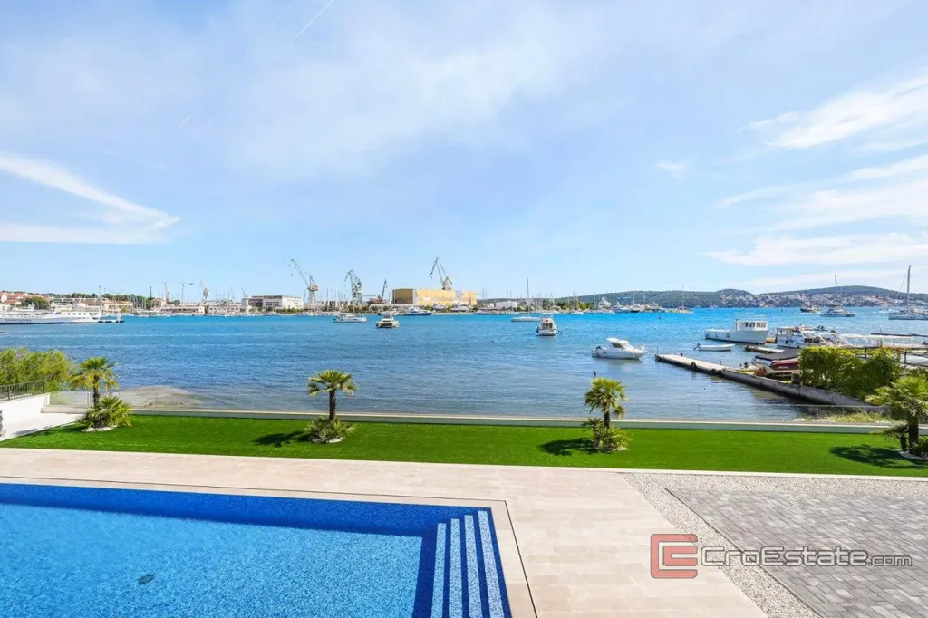 Bassein - Modern Seafront Apartment in Trogir